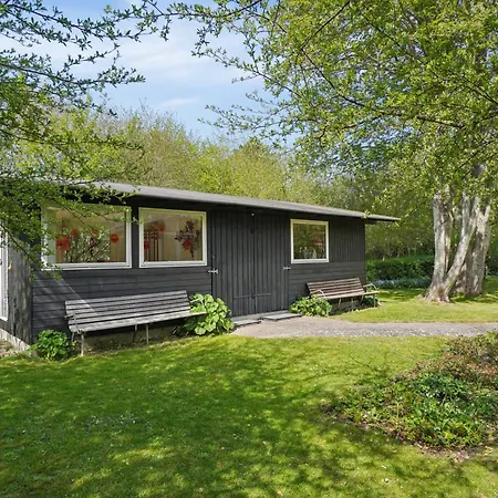 Nostalgic 1960s Idyll Kulhuse